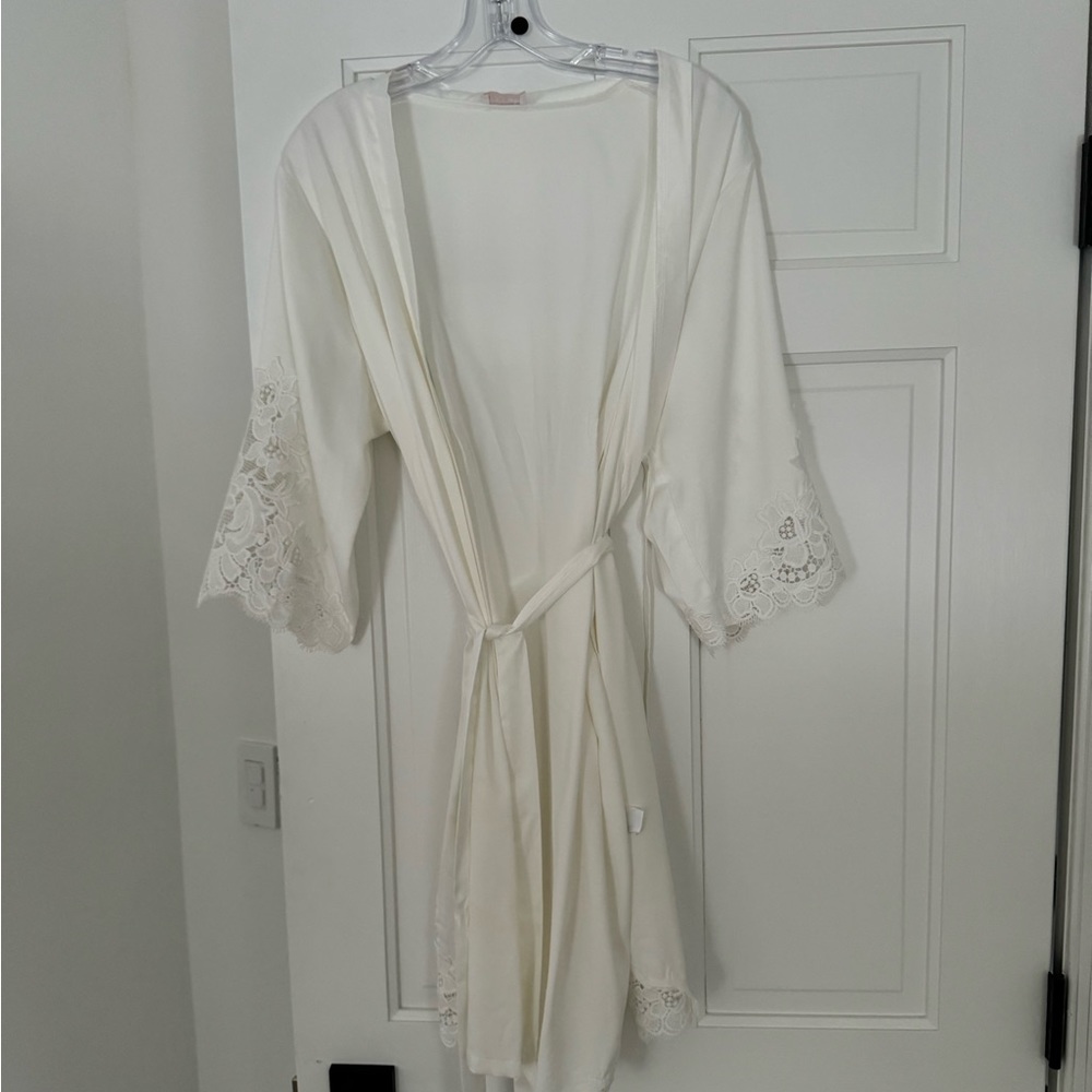 Le Rose White Silk Robe